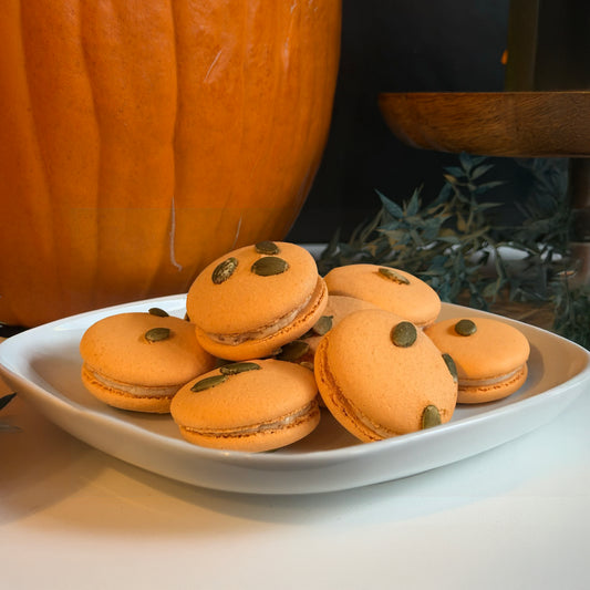 Thanksgiving Pumpkin Spice Praline Macaron (docena)